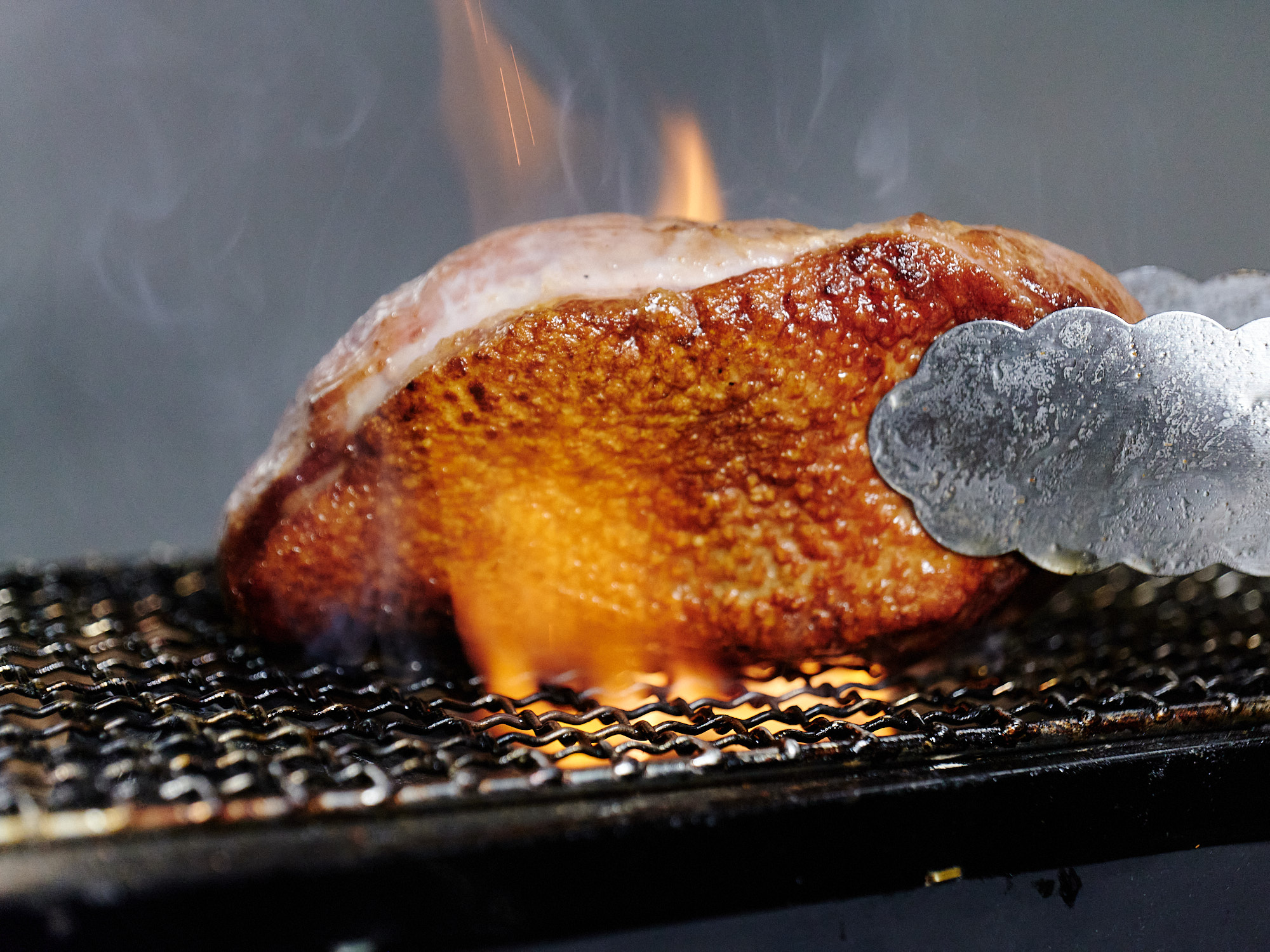 Cuisson au charbon de bois, technique utilisée au restaurant Le Sourire