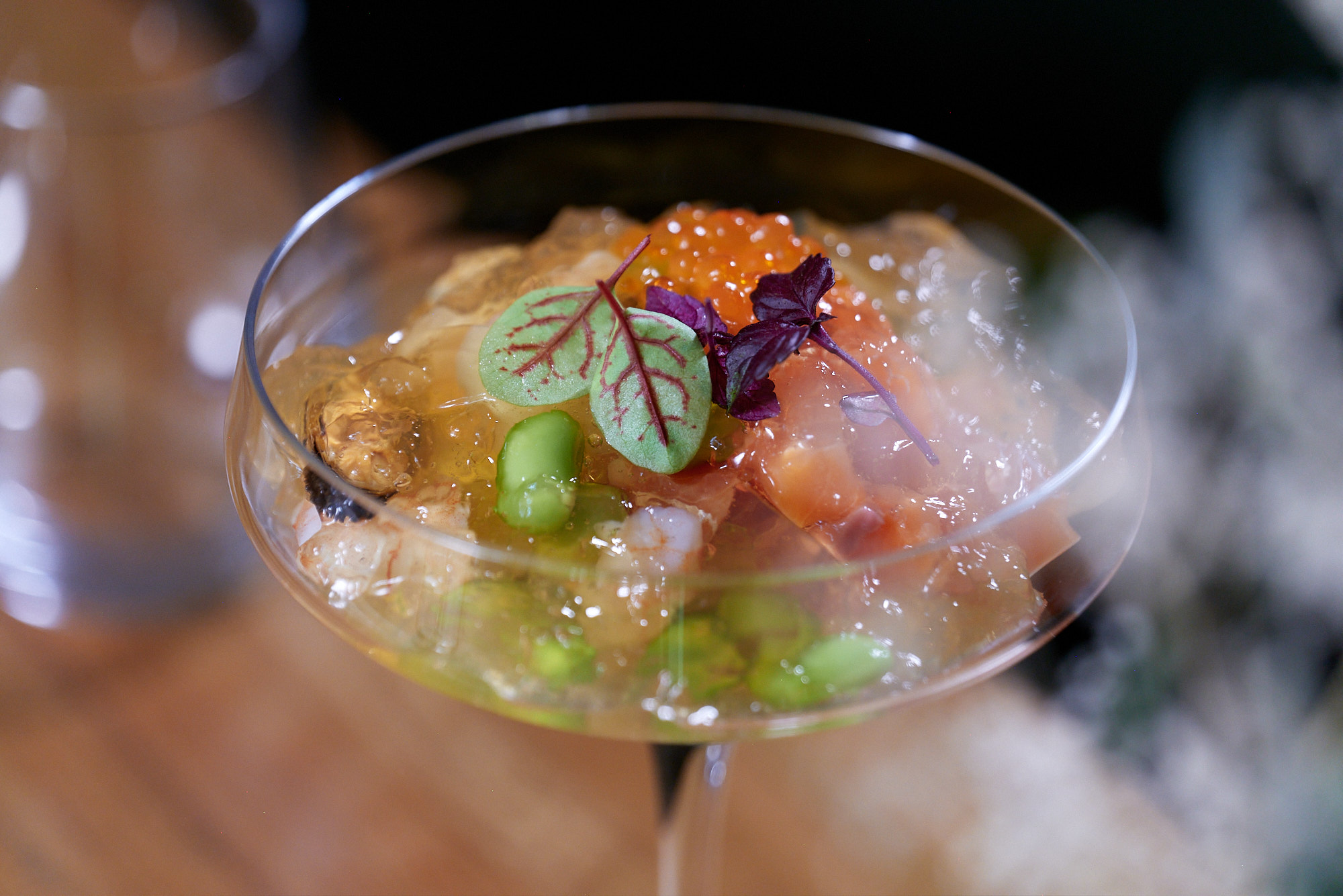 Gelée de dashi et fruits de mer dressée en assiette