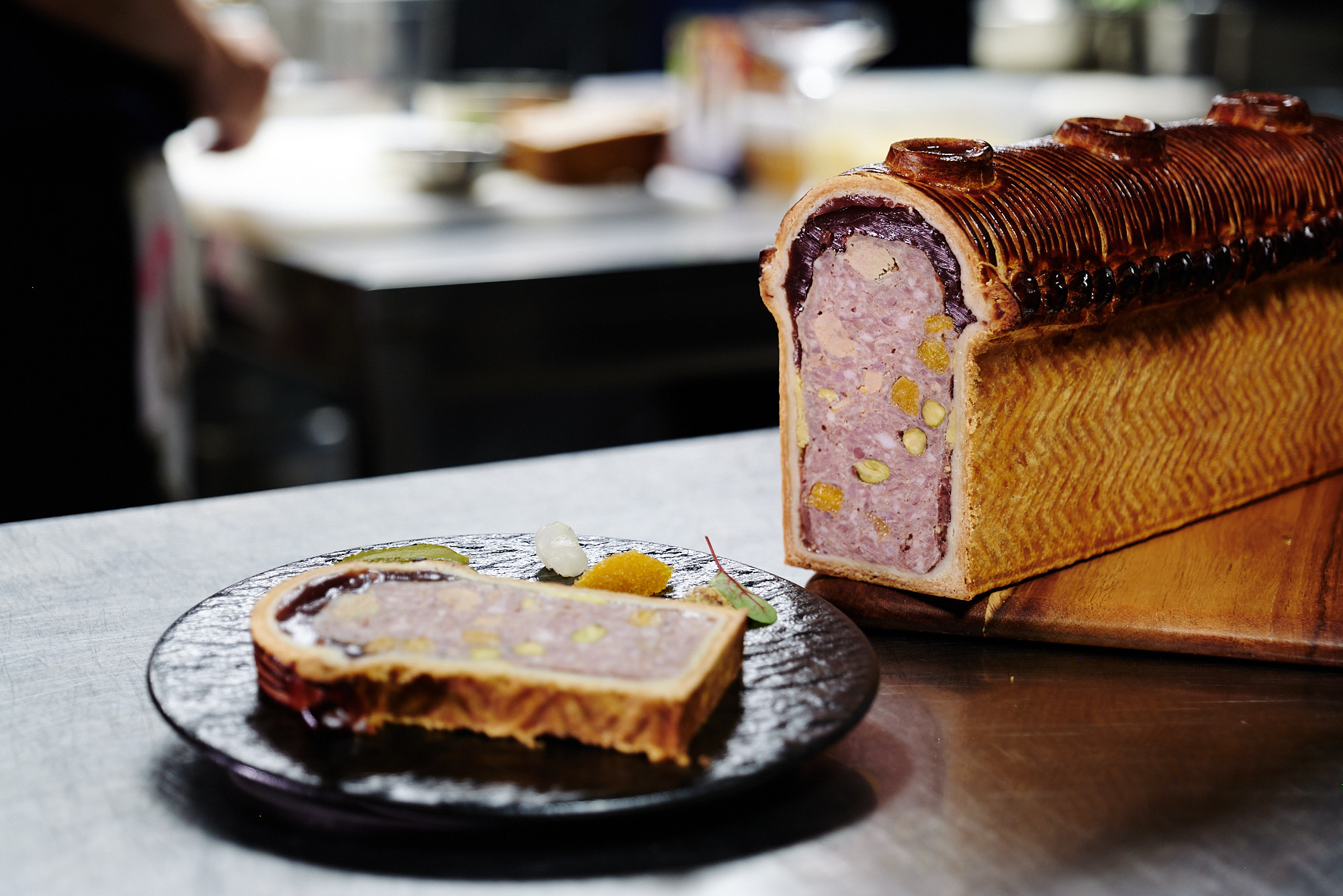 Préparation d'un pâté en croûte en cuisine, restaurant Le Sourire Angers
