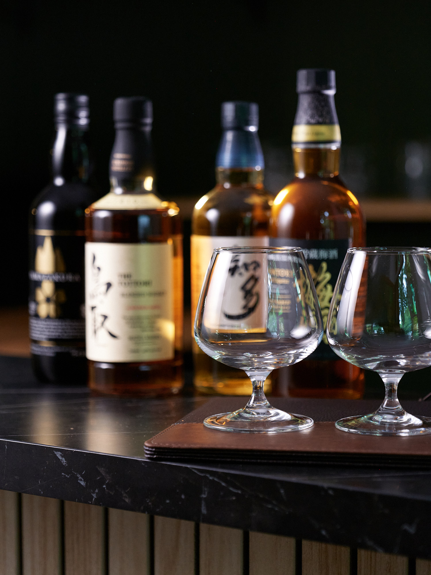 Sélection de whiskies au bar du restaurant Le Sourire à Angers